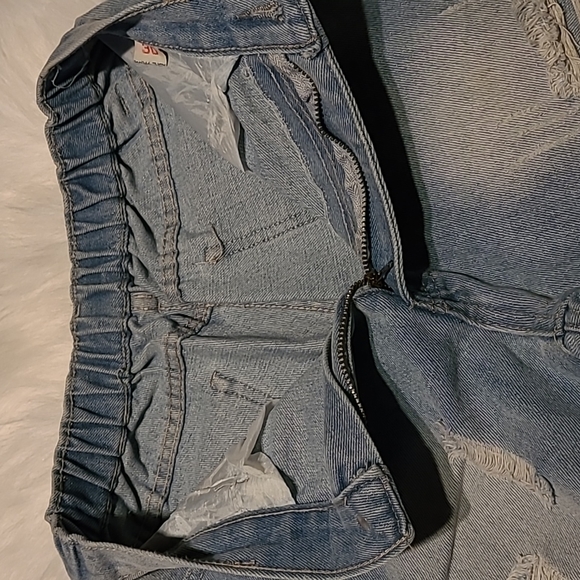 Distressed Boyfriend Jean's - Picture 6 of 7